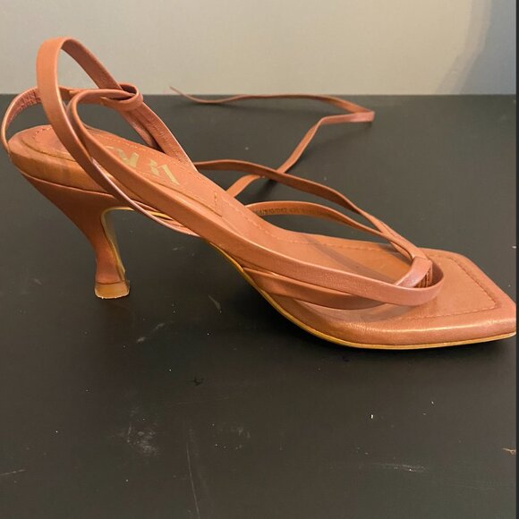 tan/brown heels - Picture 4 of 6